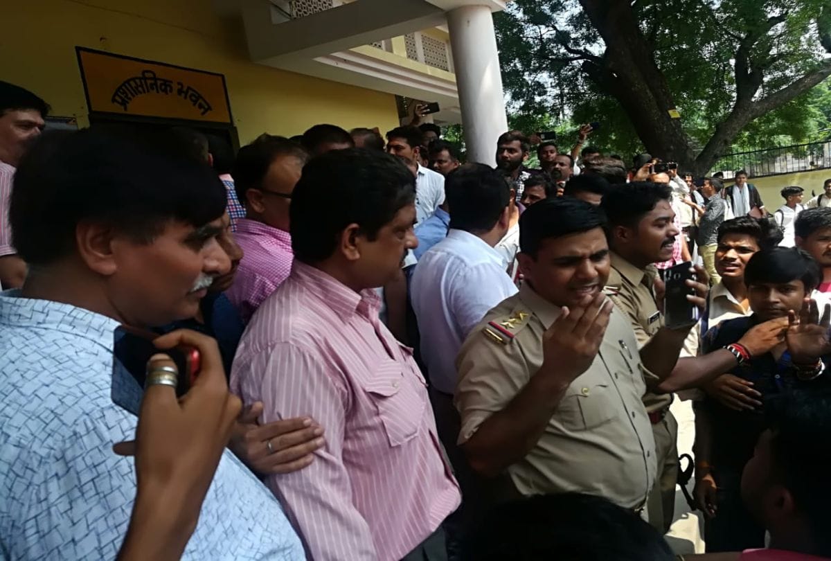 Abvp Workers Clash in Rbs College Khandari Agra