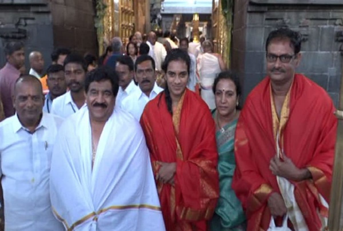 World Champion PV sindhu visited tirupati balaji temple with family
