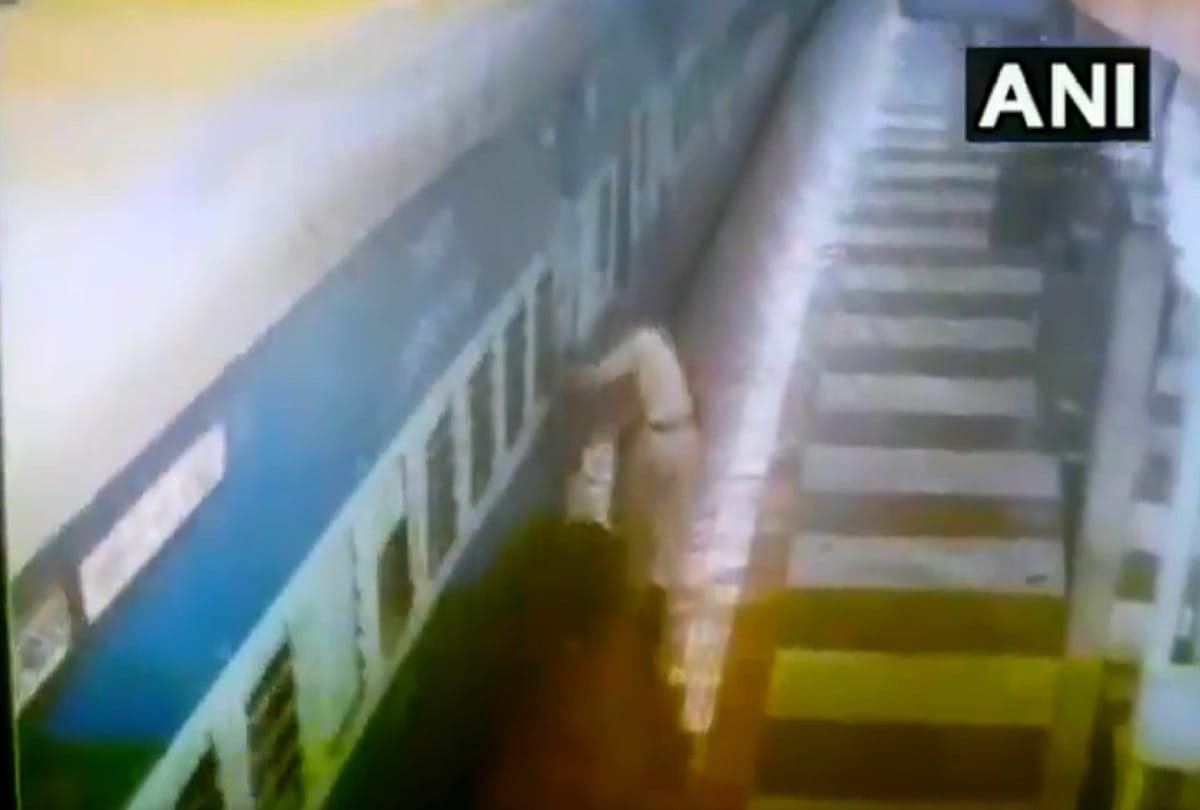 RPF personnel saves man from being pulled under moving train at hyderebad video viral