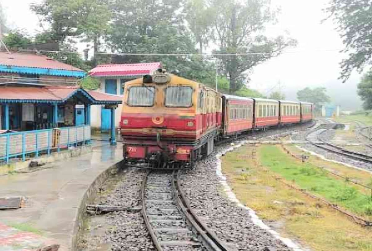 passengers stuck for two and half hours after train engine breakdown in dharampur solan