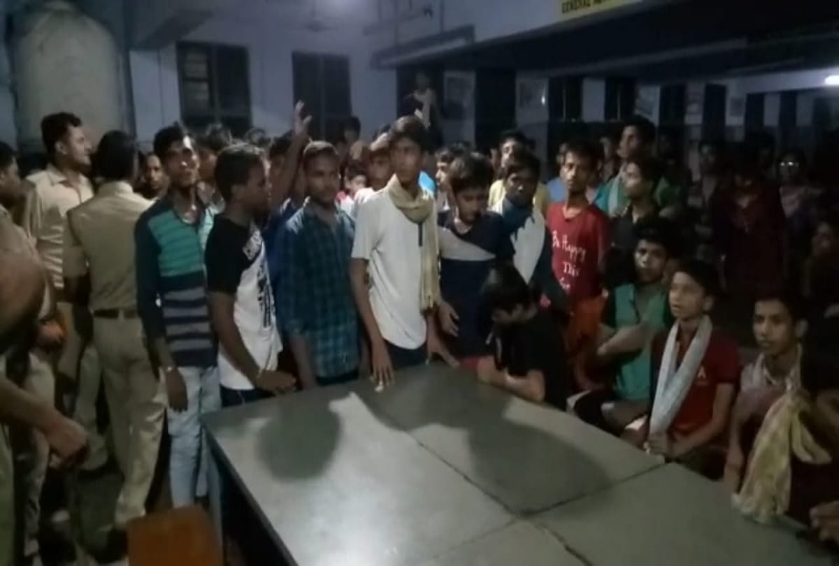 Students protest over Bad quality food at Jawahar Navodaya Vidyalaya in Maharajganj
