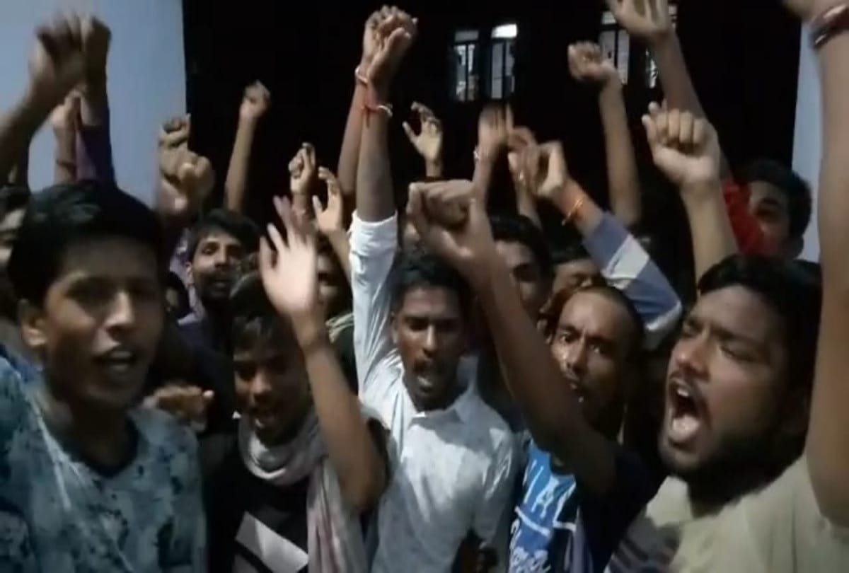 Students protest over Bad quality food at Jawahar Navodaya Vidyalaya in Maharajganj