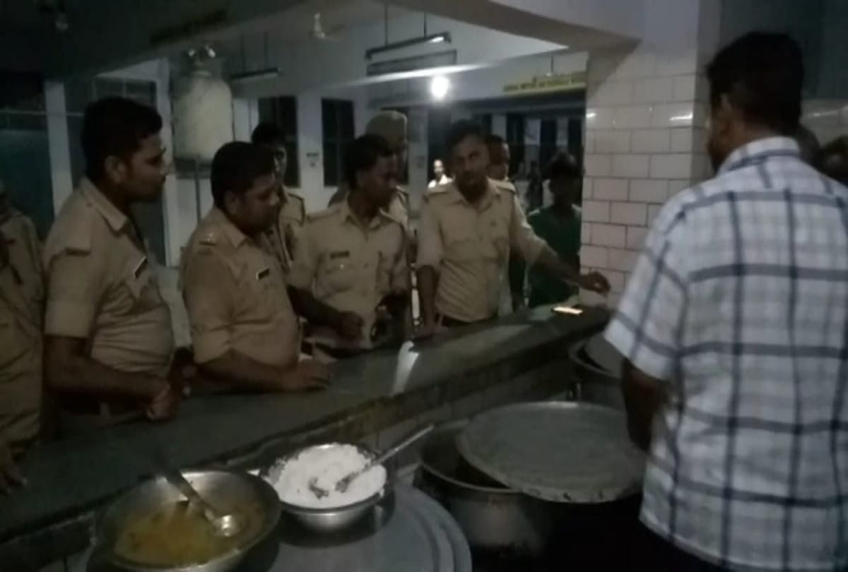 Students protest over Bad quality food at Jawahar Navodaya Vidyalaya in Maharajganj