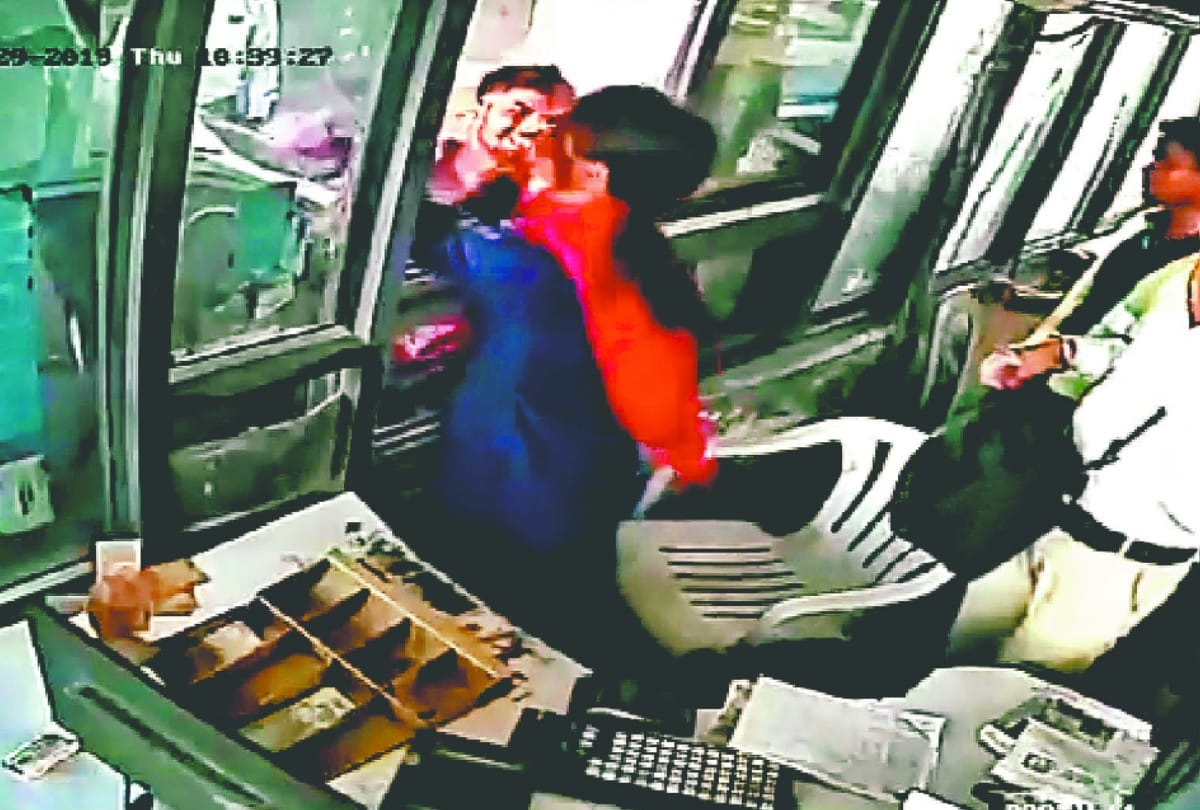 slapping Female toll plaza employee at Kherki Daula toll Gurugram