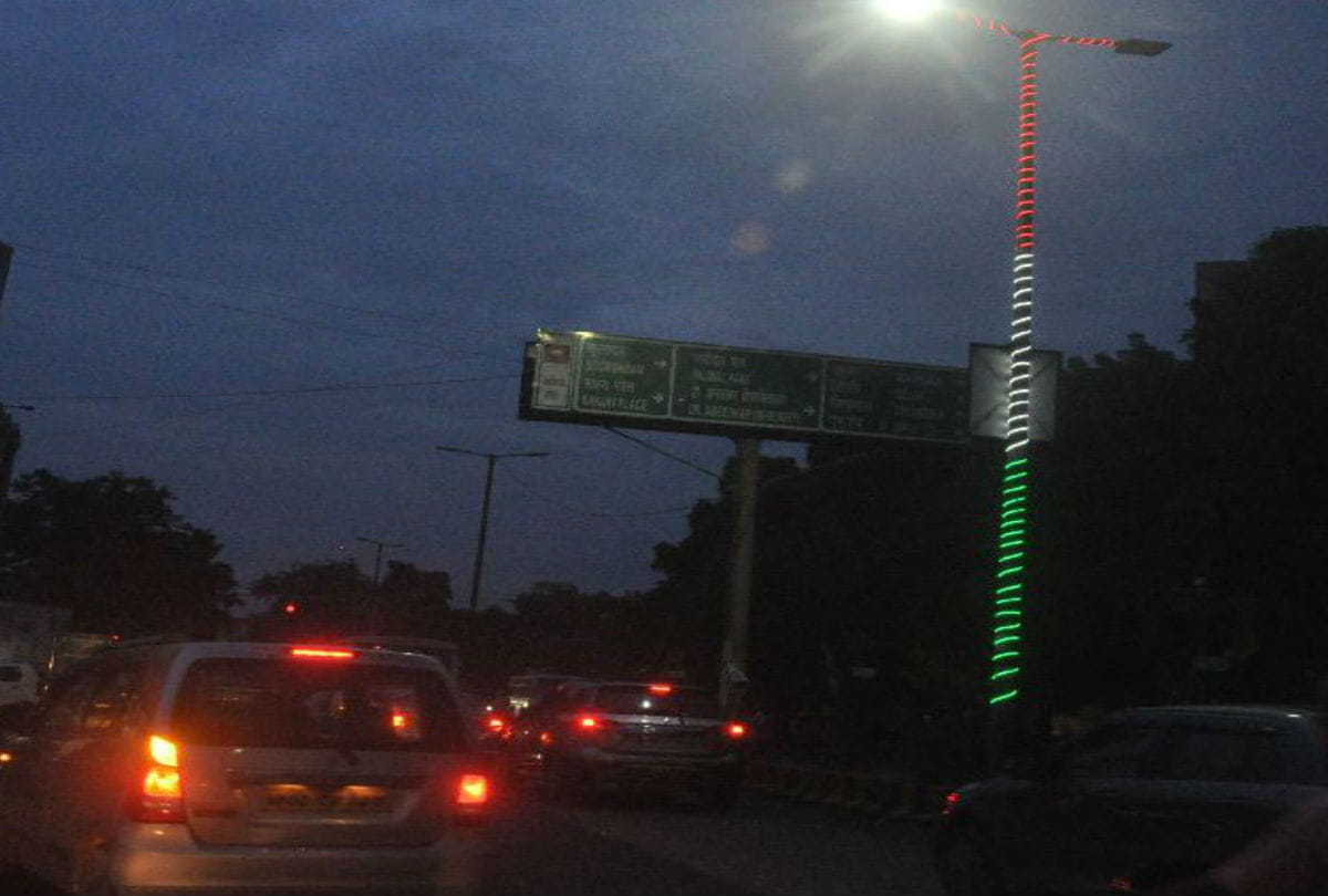 smart city agra tricolor led lights goes deteriorate on mg road agra