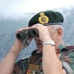 दूरबीन से पीओके का जायजा लेते दिखे बिपिन रावत