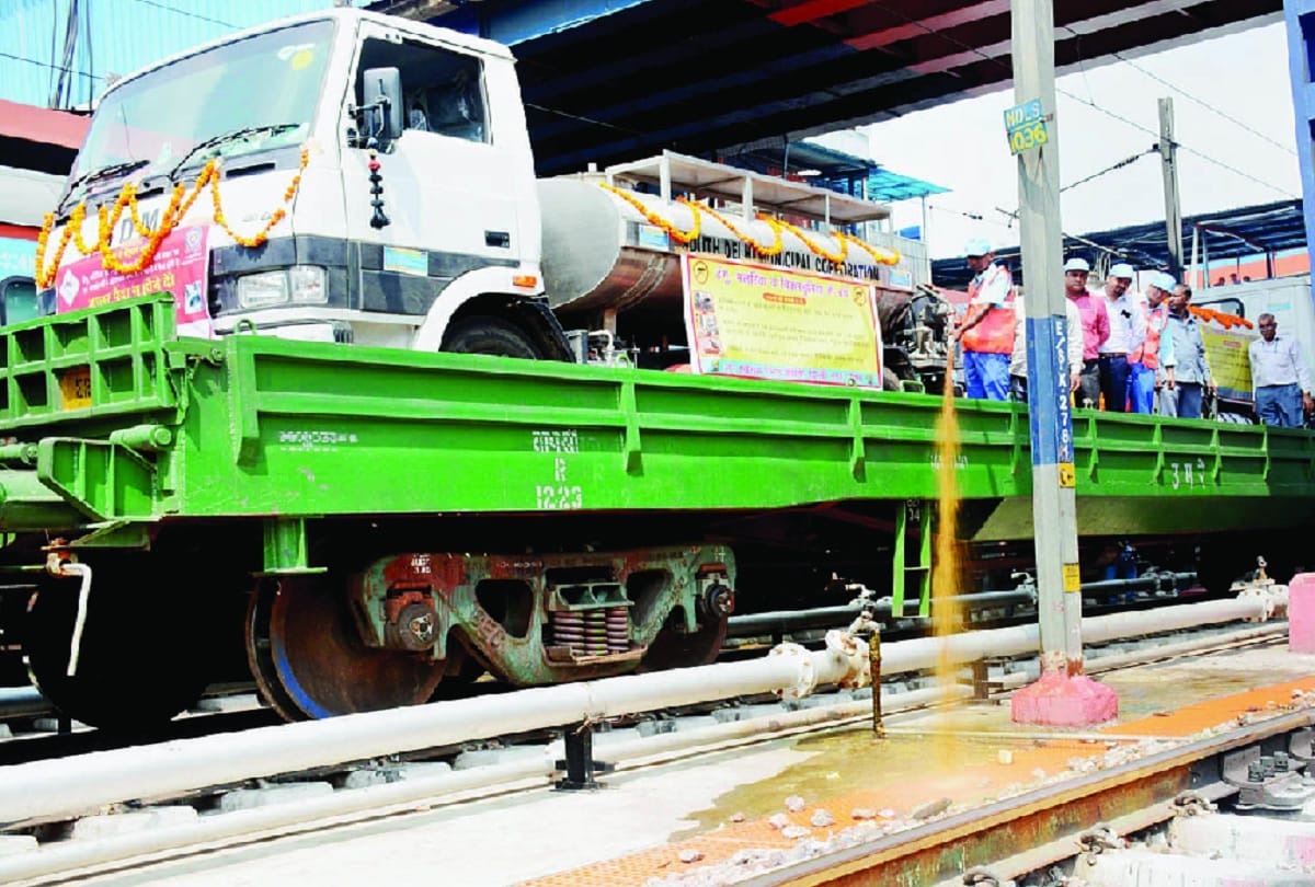 mosquito terminator train to spray Pesticide on train tracks around delhi