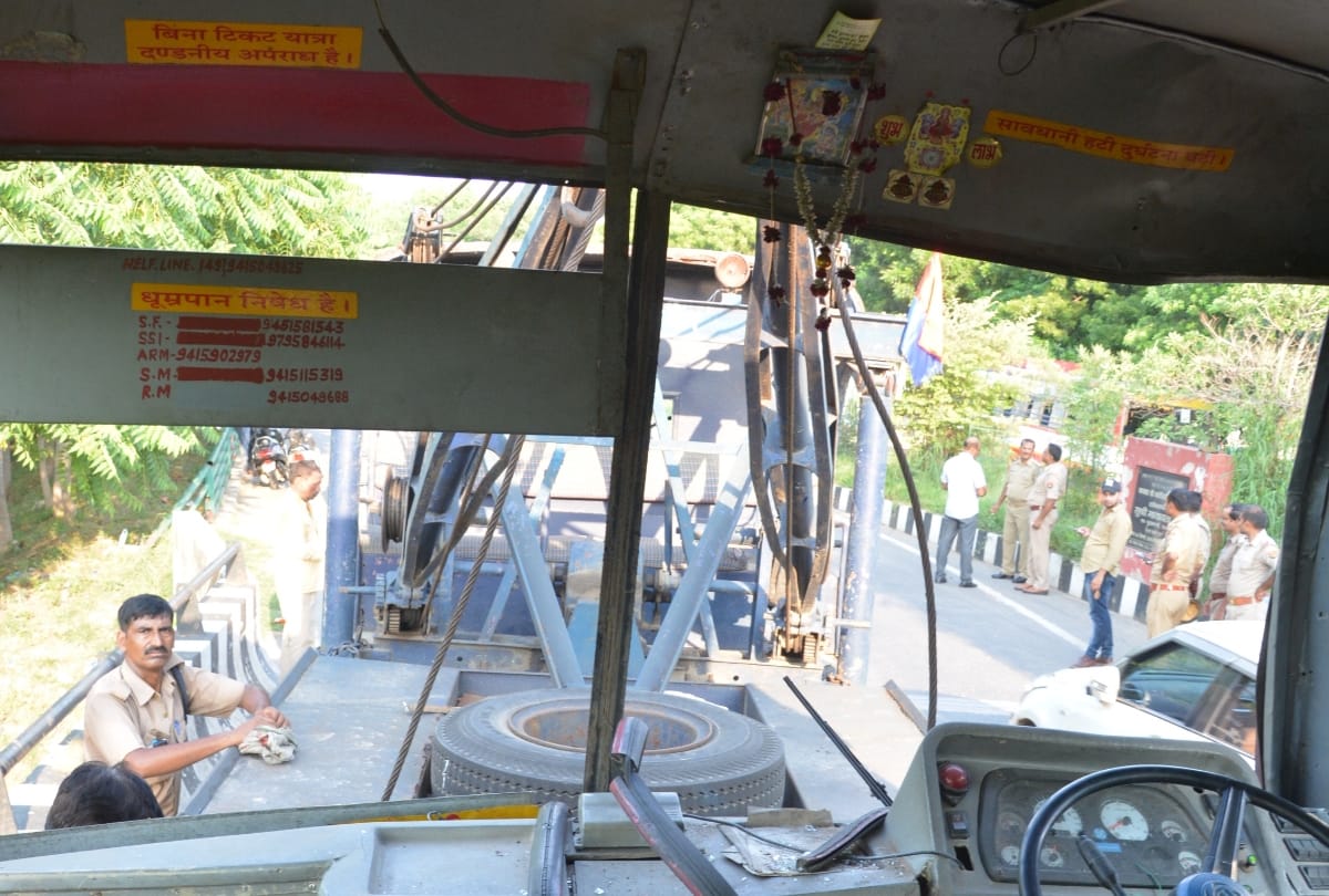 Two buses collide, 14 injured