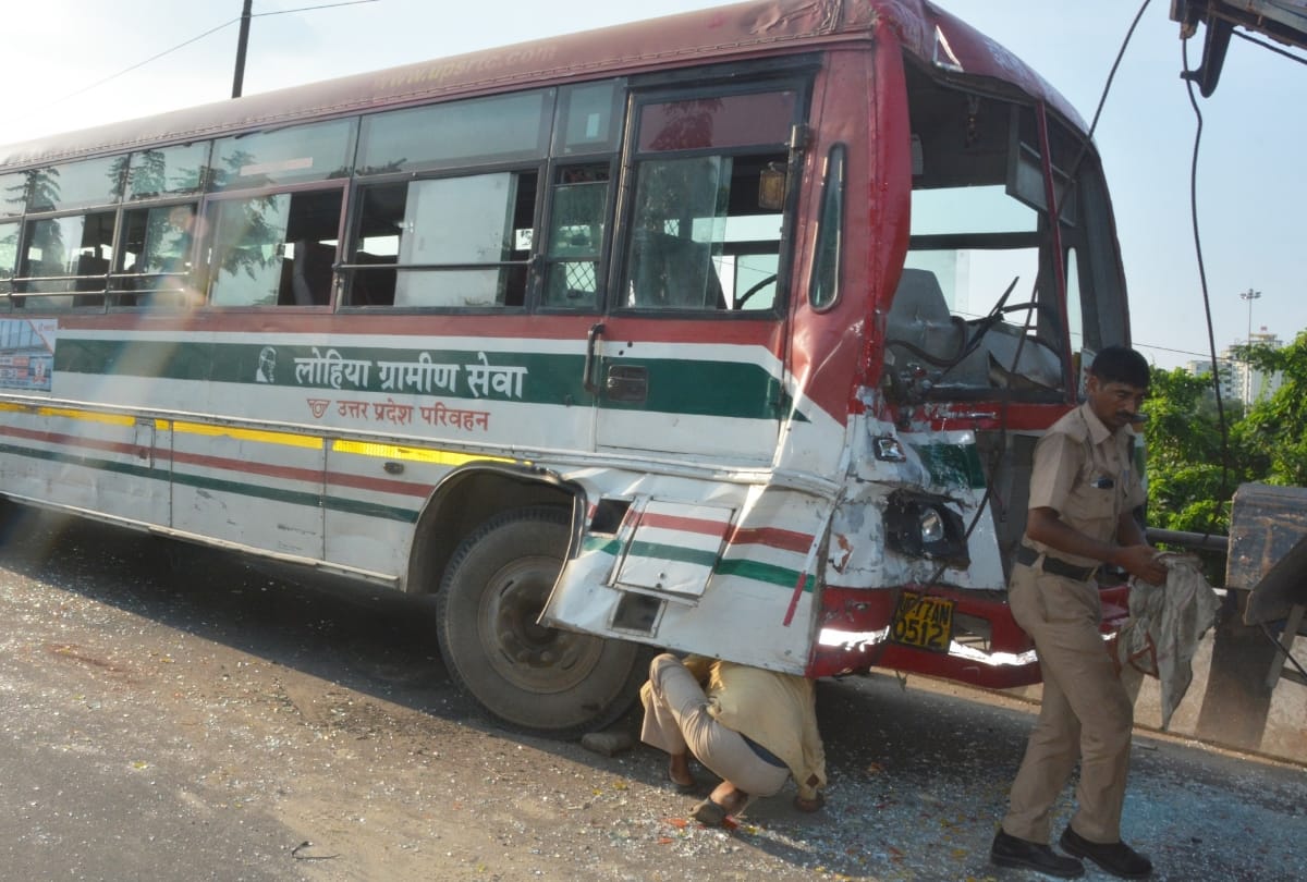 Two buses collide, 14 injured