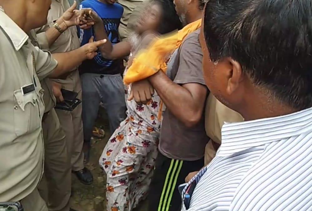 People beat a woman on doubt of child theft near PGI in Lucknow.