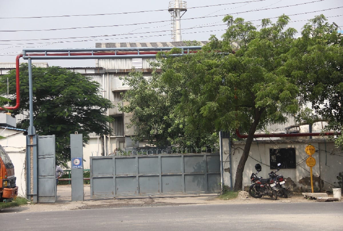 Truck driver dies after being trapped in electronic gate in Noida