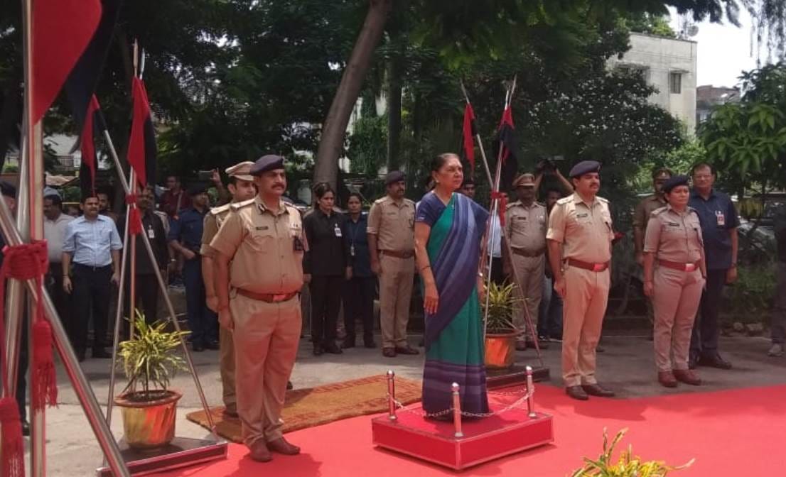 up governor visits hazratganj kotwali, takes guard of honor