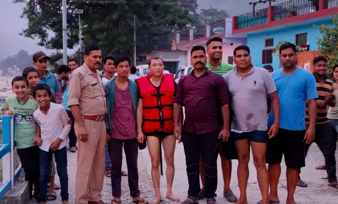 Jumped into the river to take the football, the player stuck in fast flow