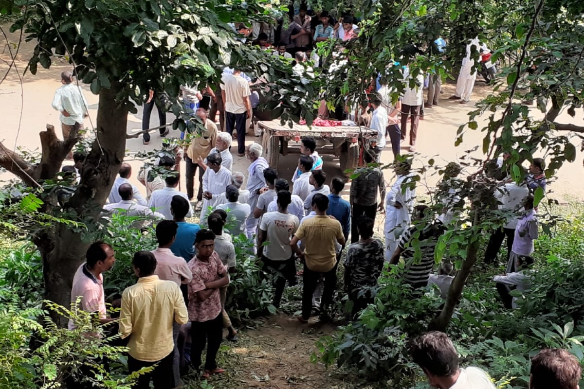 Man found dead in hastinapur Meerut, Deadbody found haning on a tree
