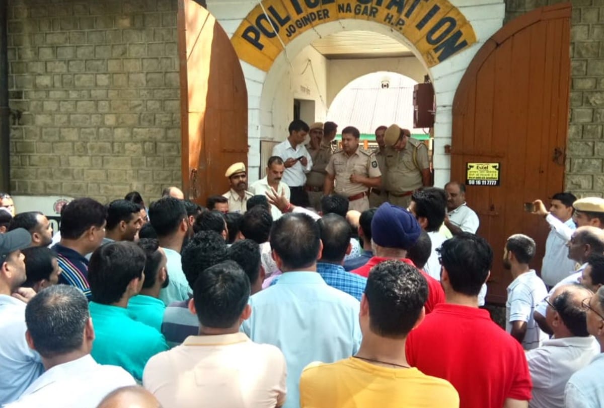theft case in shops market joginder nagar traders protest police station mandi himachal pradesh