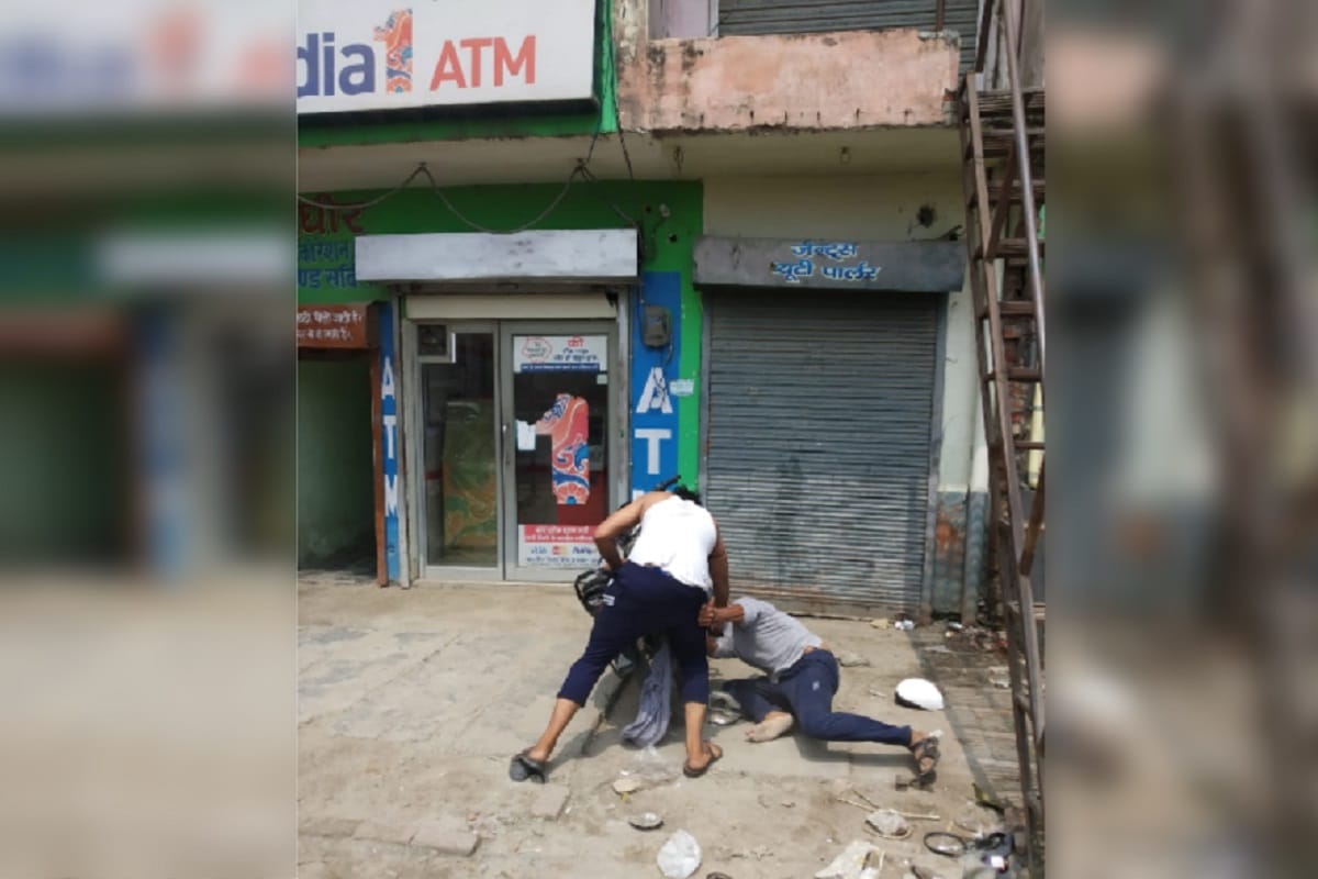 Suspicious young men beaten up a Daroga in ATM cabin at Saharanpur city