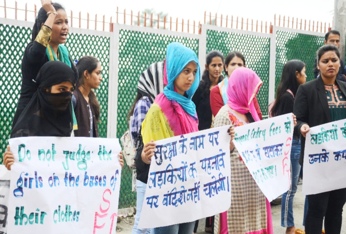 sfi protest against hpu shimla order of not to wear short clothes in hostel