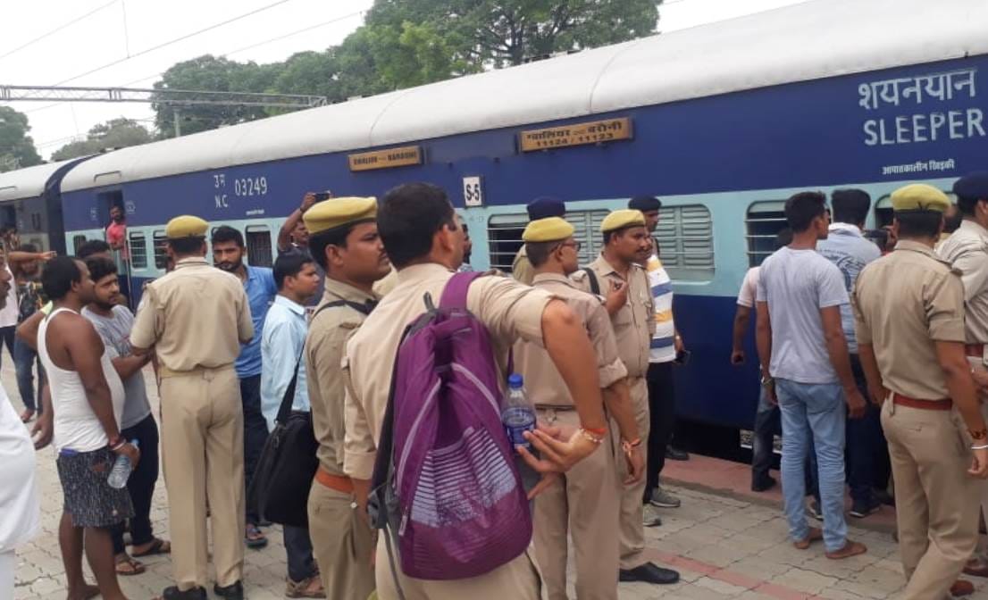 smoke seen from baroni gwalior express at barabanki railway station