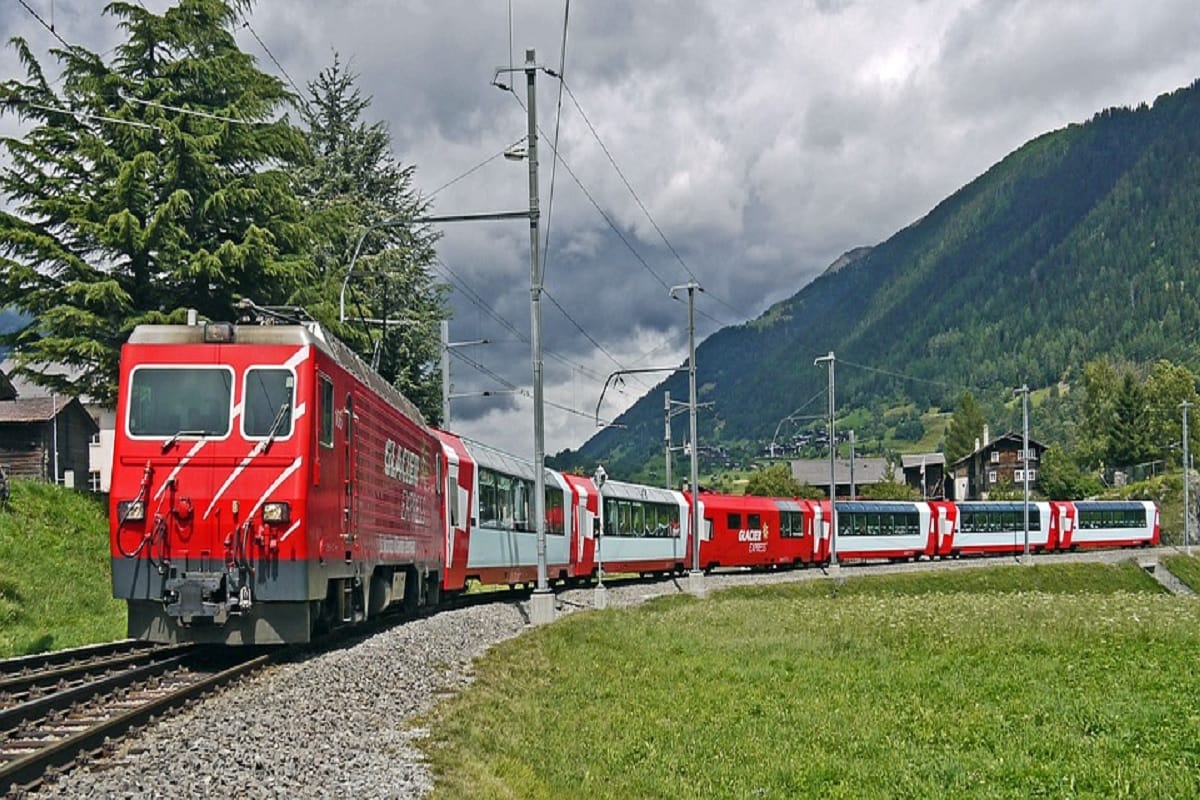 travel in five luxurious train in india