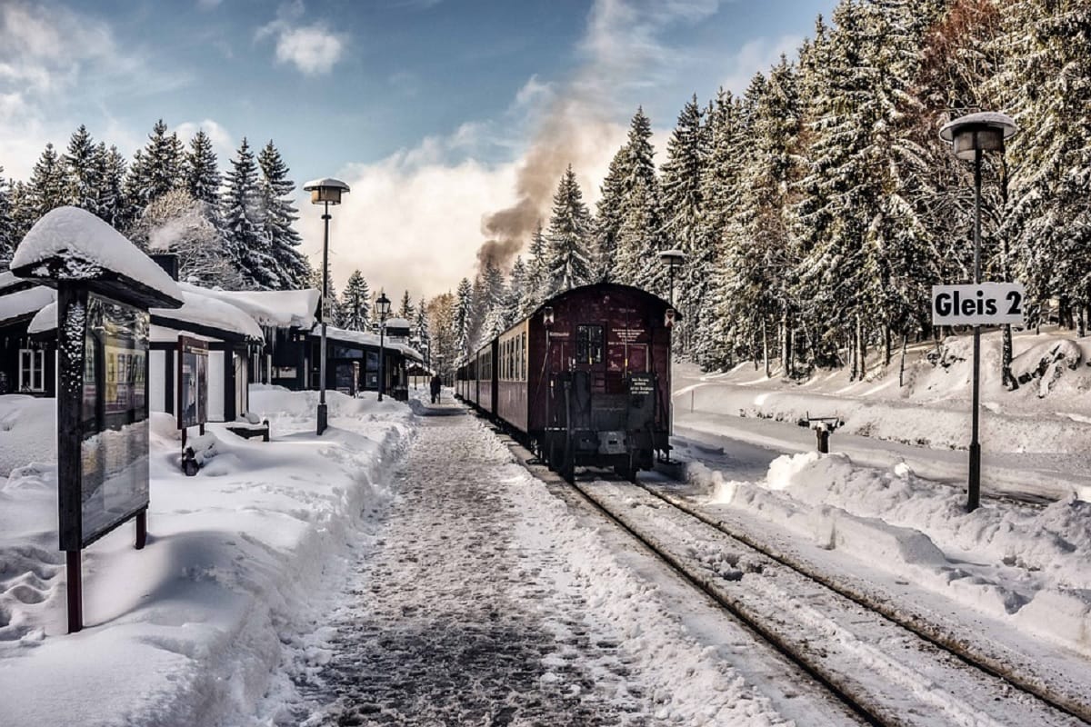 travel in five luxurious train in india