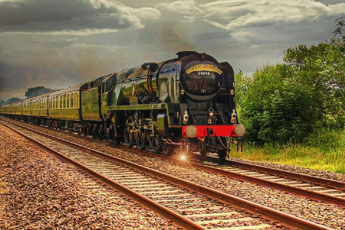 travel in five luxurious train in india