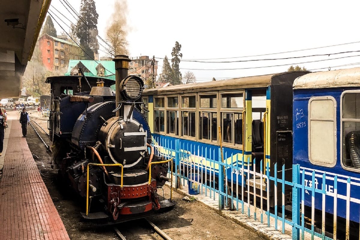 travel in five luxurious train in india