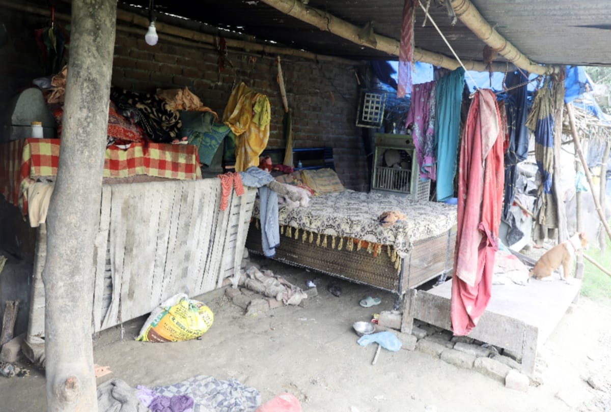 A family of five members forced to live in the open under the tin in una himachal