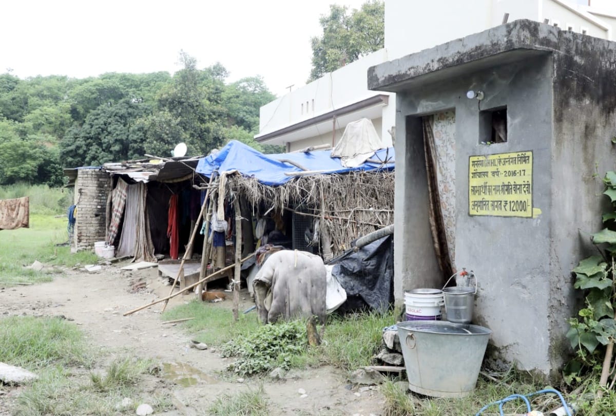 A family of five members forced to live in the open under the tin in una himachal