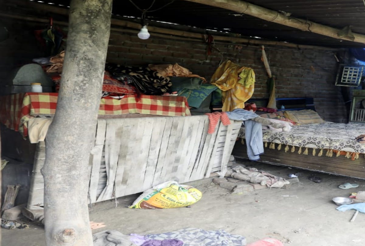 A family of five members forced to live in the open under the tin in una himachal