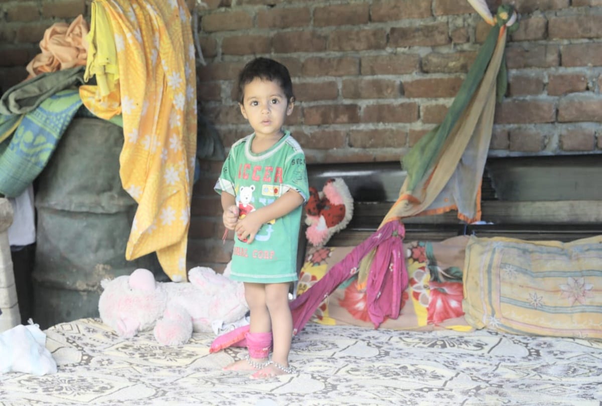 A family of five members forced to live in the open under the tin in una himachal