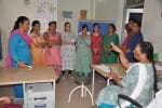 सेक्टर 26 पोलो क्लिनिक में नरसिंग महिला स्टाफ को समझाती डॉक्टर सरोज।