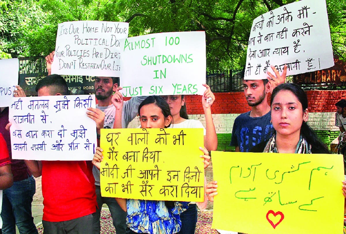 protest at jantar mantar over ban on telephone services in Jammu and Kashmir