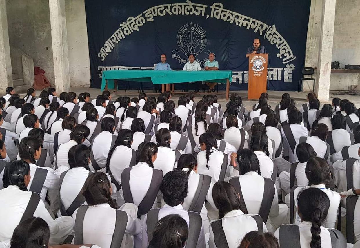 Send students to school in full paint-shirts