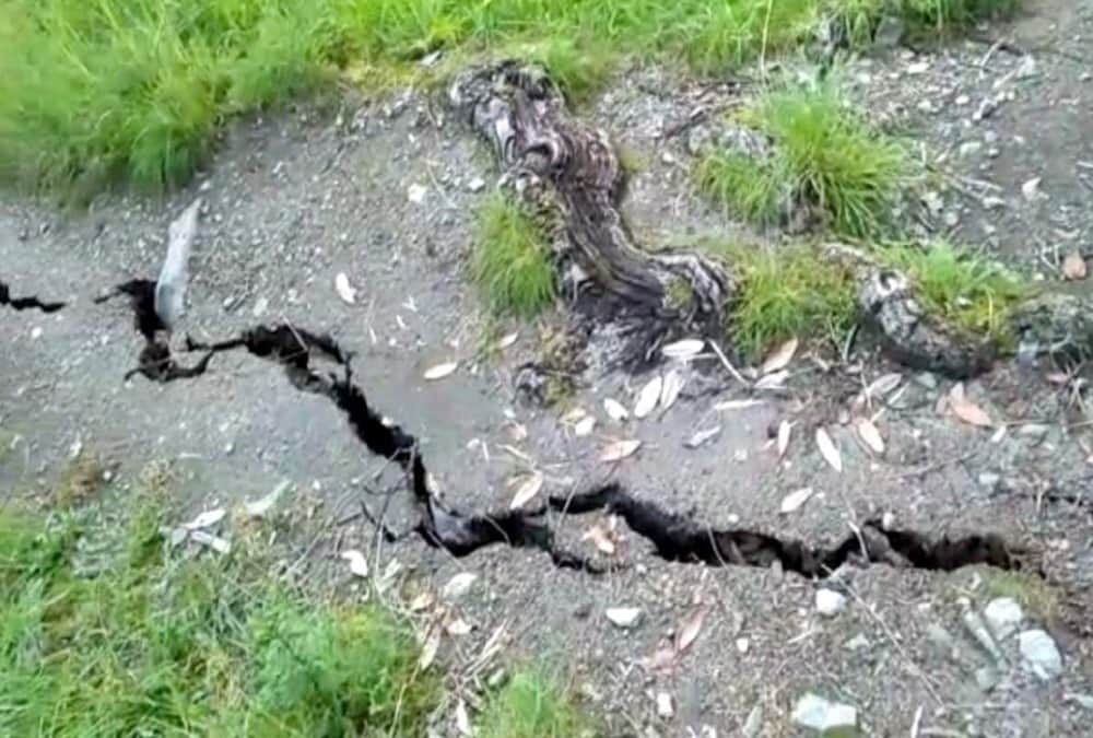 Badrinath Highway may close for long time due to Cracks in main Mountain