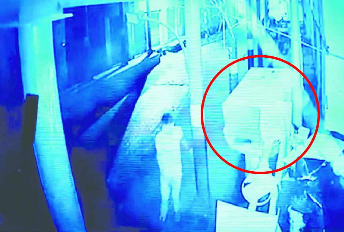 Thieves carry heavy safe on head from jewellery shop in agra