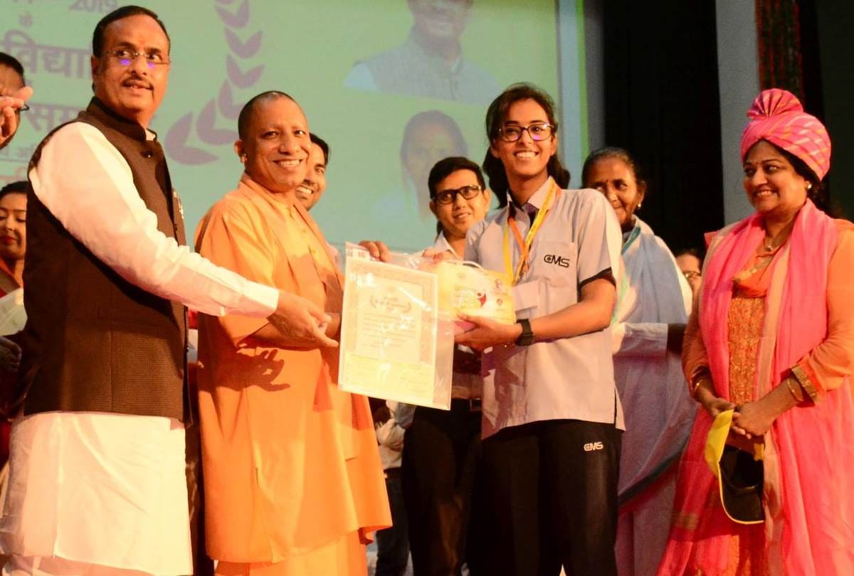 cm yogi adityanath honors meritorious students in lucknow