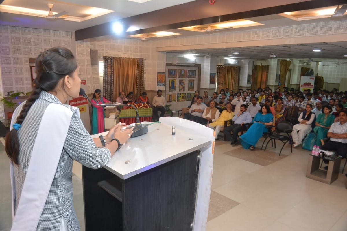 amar ujala murari lal maheshwari debate competition on social media in varanasi
