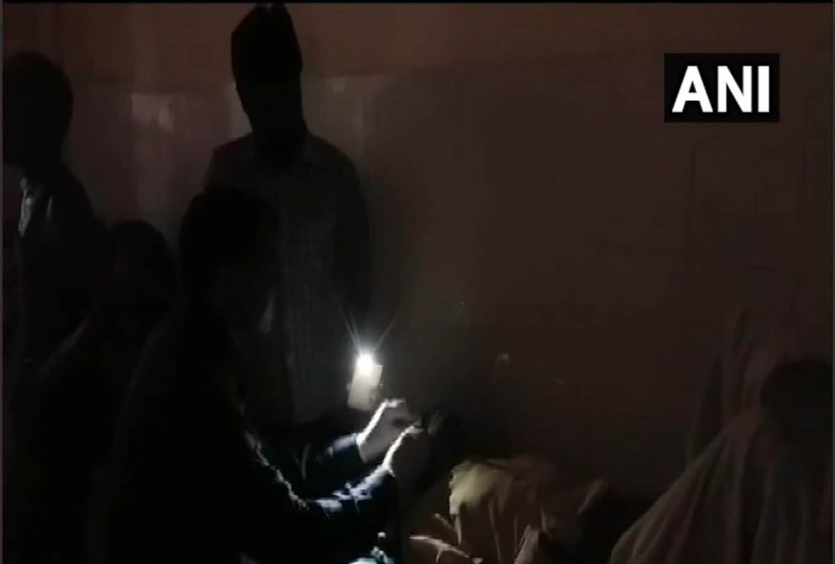 doctor did treatment of lod man under mobile flashlight in firozabad