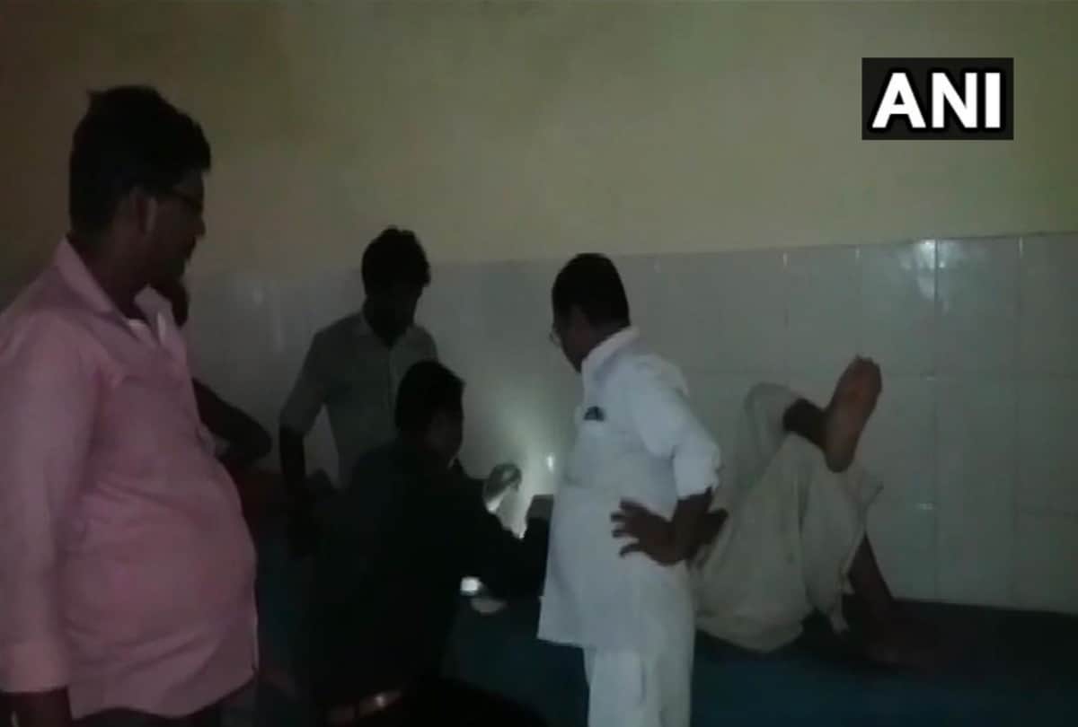 doctor did treatment of lod man under mobile flashlight in firozabad