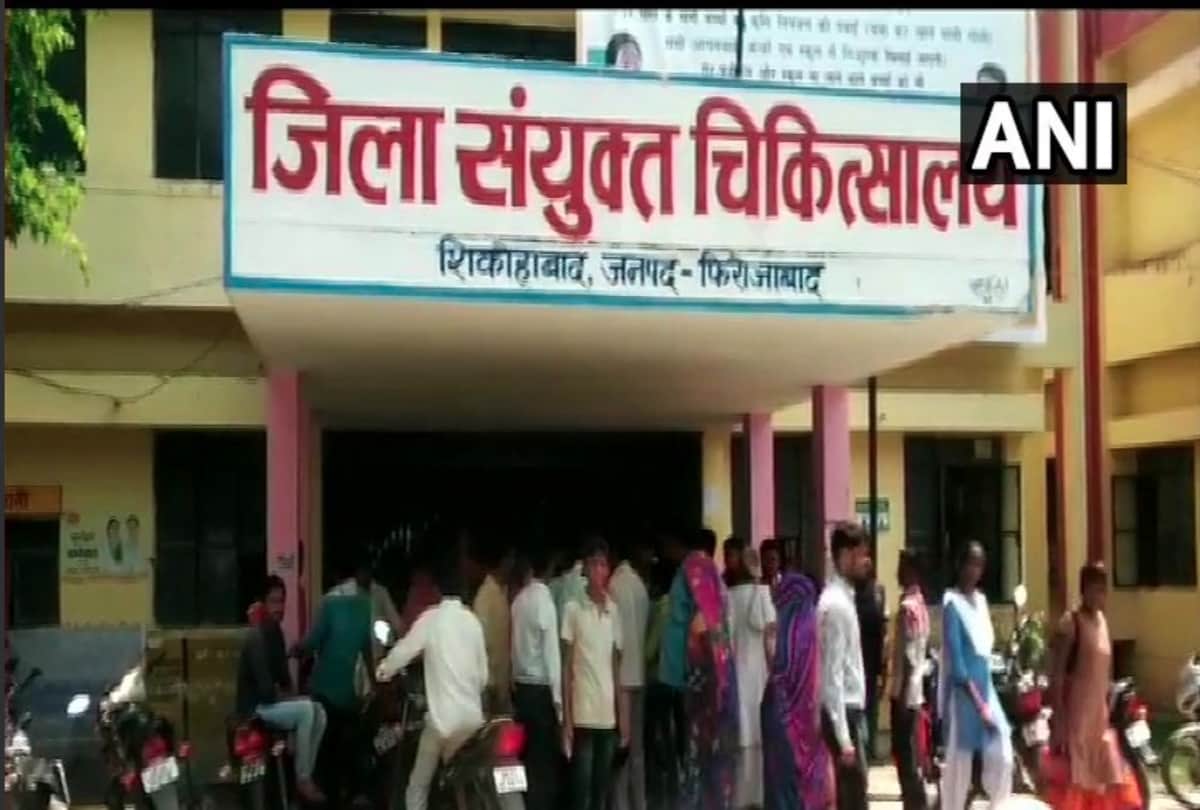 doctor did treatment of lod man under mobile flashlight in firozabad