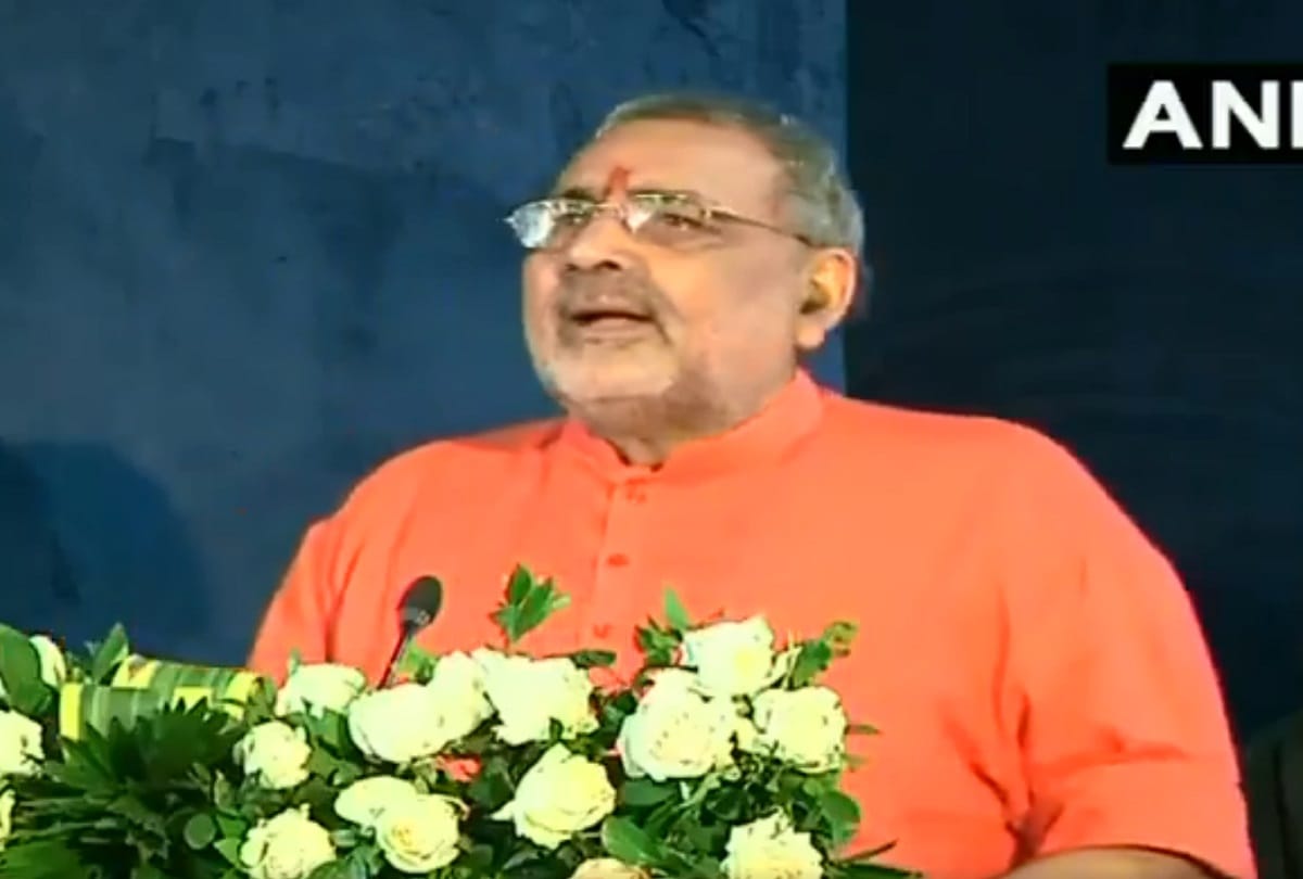 Union Minister Giriraj Singh says-If government official doesnt listen grievances, hit them with stick