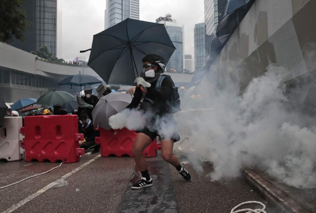 Hong Kong: Protesters be siege parliament despite warning