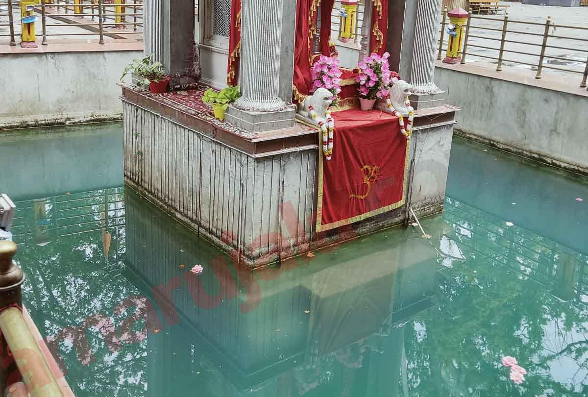 ksheer bhawani temple it believed that water here changes color when there is trouble in Kashmir