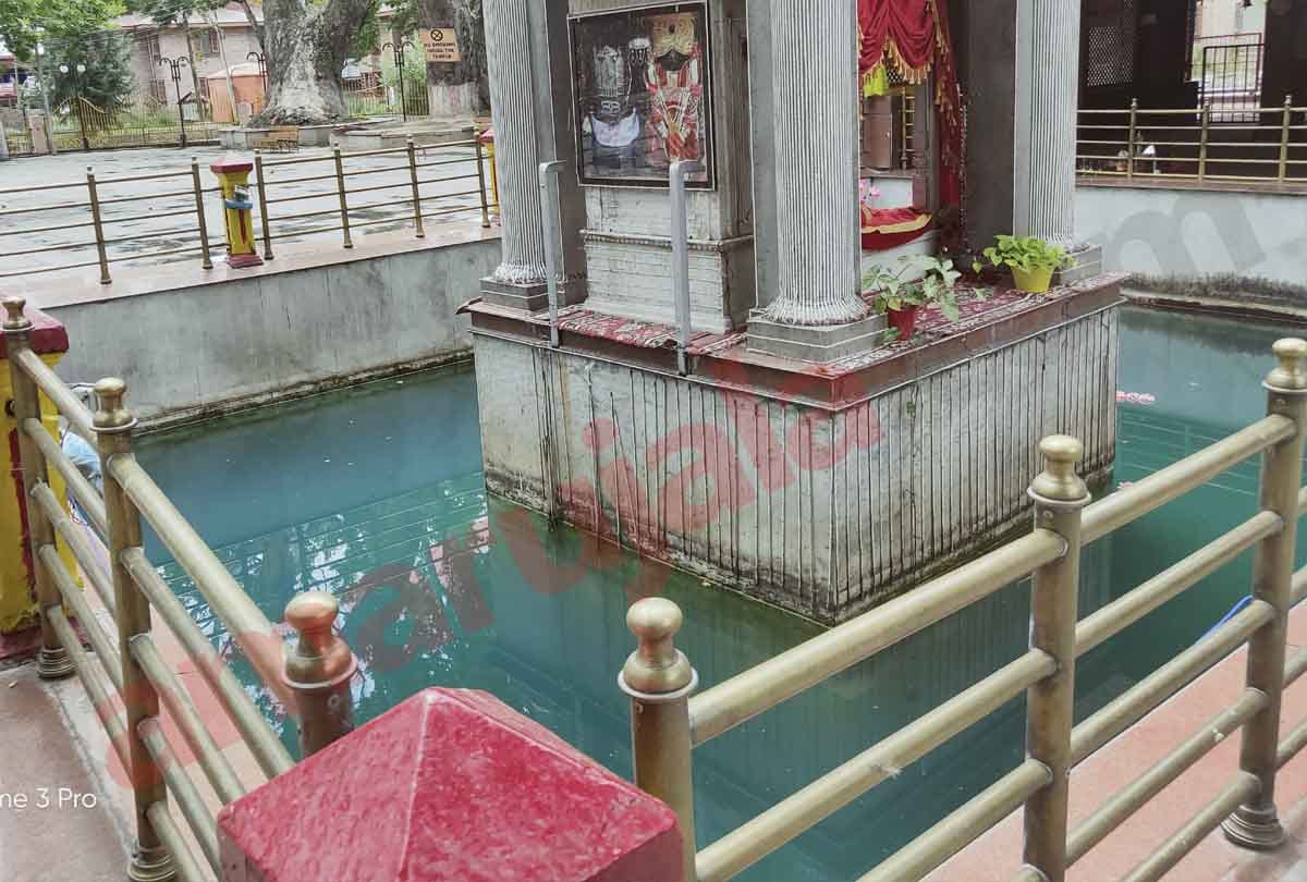ksheer bhawani temple it believed that water here changes color when there is trouble in Kashmir