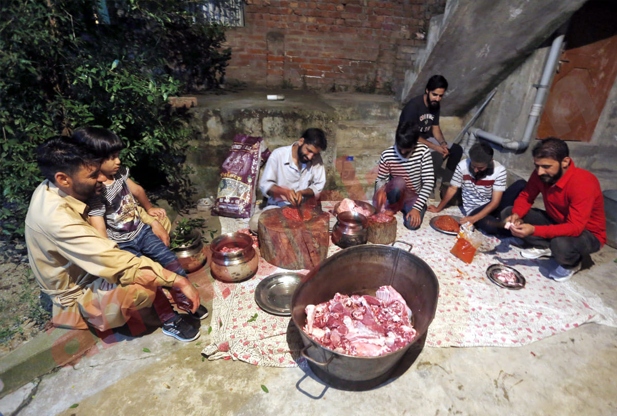 Waza or cook in Kashmiri traditions cooks prepares food for a traditional Wazwan feast