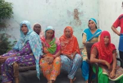 भीम सिंह के इंतजार में  मां व अन्य परिजन।