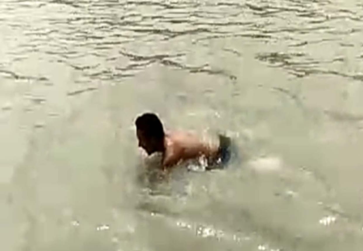 Old woman try to commit suicide by jump into the canal in kanpur