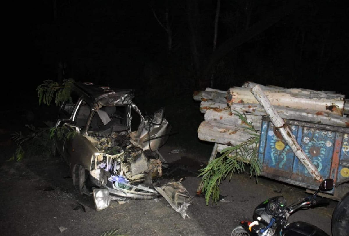 Car collided with tractor trolley five dead in moradabad
