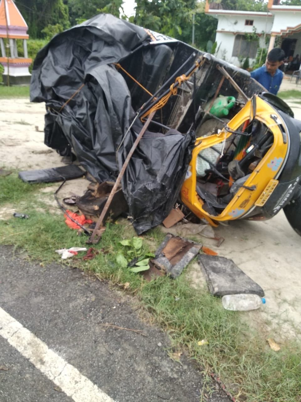 Tempo fullfill with kanvadiya overturned, one killed, 6 injured