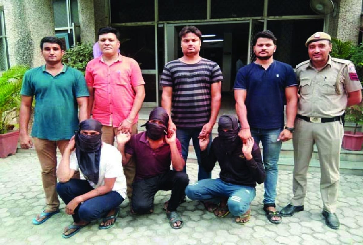 Cab robbers attempted to shoot two constables in dwarka